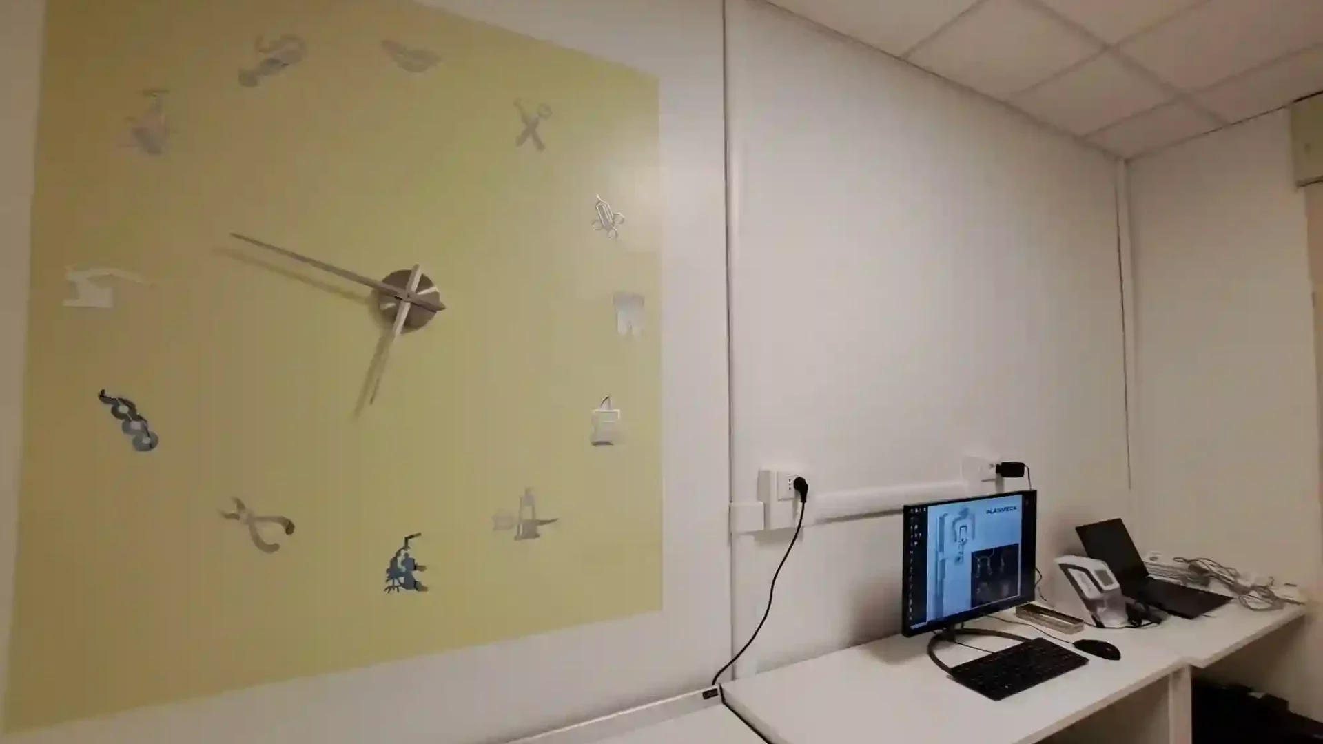 stanza-studio-dentistico-galli-cremona-orologio-gigante